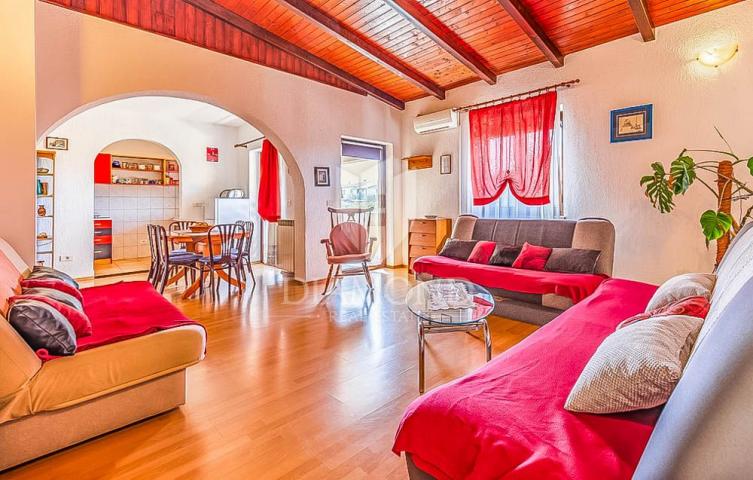 Pula, House with swimming pool in a quiet location