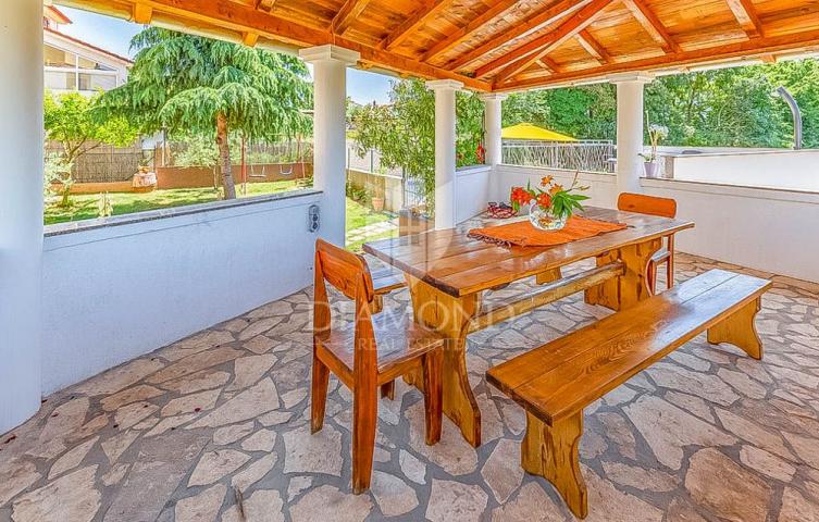 Pula, House with swimming pool in a quiet location