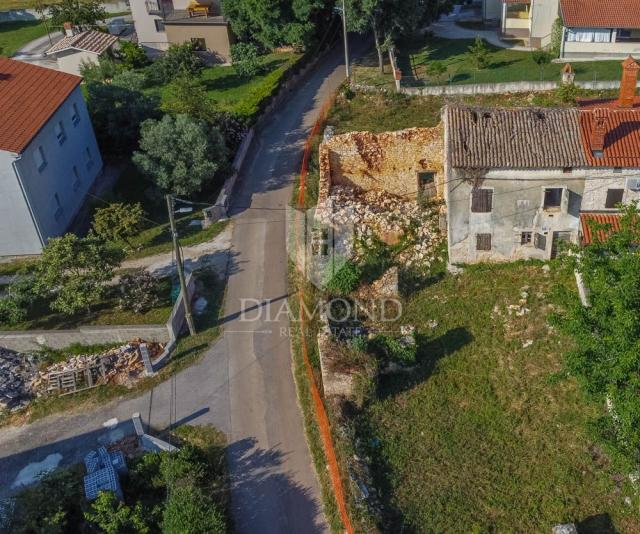 Pula, Umgebung, altes istrisches Haus mit Grundstück