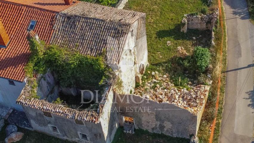 Pula, okolica, stara istarska kuća sa zemljištem