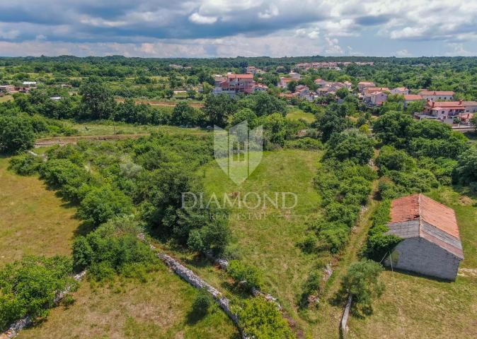 Svetvinčenat, surroundings, land in a quiet place