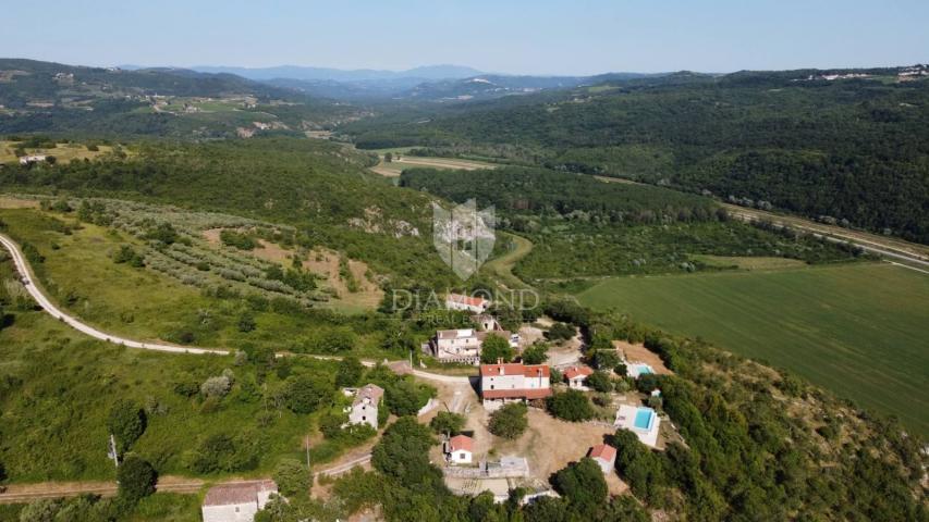 Grožnjan, okolica! Imanje sa velikim zemljištem!