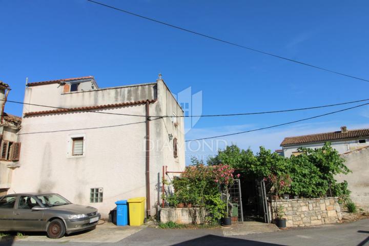 Marčana, two stone houses in a row for adaptation