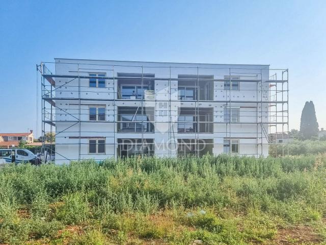 Poreč, Neubau, Wohnung im ersten Stock 500 m vom Meer entfernt!