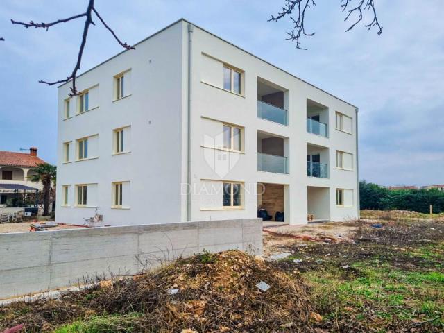 Poreč, Neubau, Wohnung im ersten Stock 500 m vom Meer entfernt!