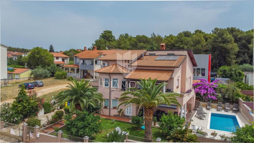 Pula, ein imposantes Haus mit Pool und Meerblick