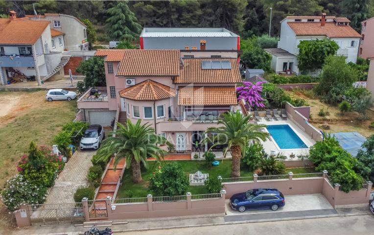 Pula, ein imposantes Haus mit Pool und Meerblick