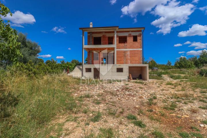 Kanfanar, Umgebung, Rohbauhaus in ruhiger Lage