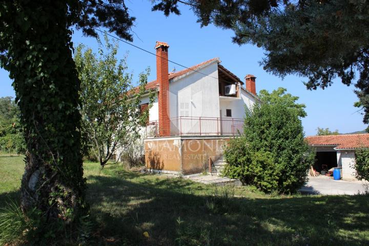 Pazin, Haus mit großem Garten in ruhiger Lage.