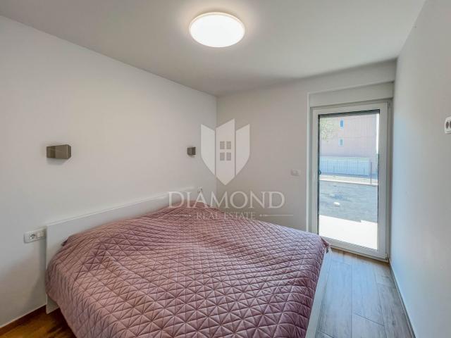 Novigrad, modern apartment on the ground floor with a yard