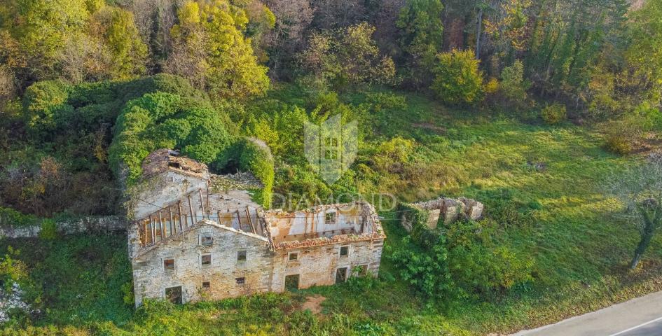 Oprtalj, okolica! Građevinsko zemljište sa ruševinama na mirnoj lokaciji!