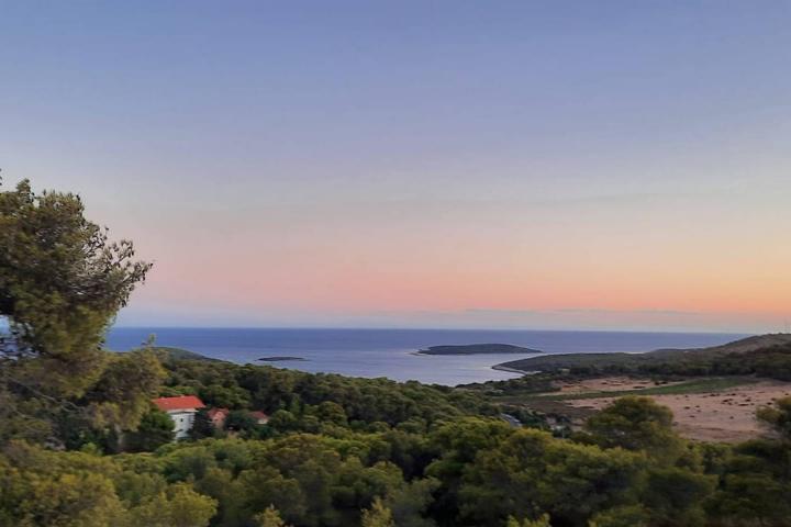 Vis, Kulor/Smokova, atraktivno poljoprivredno zemljište površine 23450 m2 sa pogledom na more