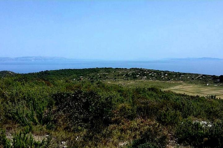 Vis, Kulor/Smokova, atraktivno poljoprivredno zemljište površine 23450 m2 sa pogledom na more