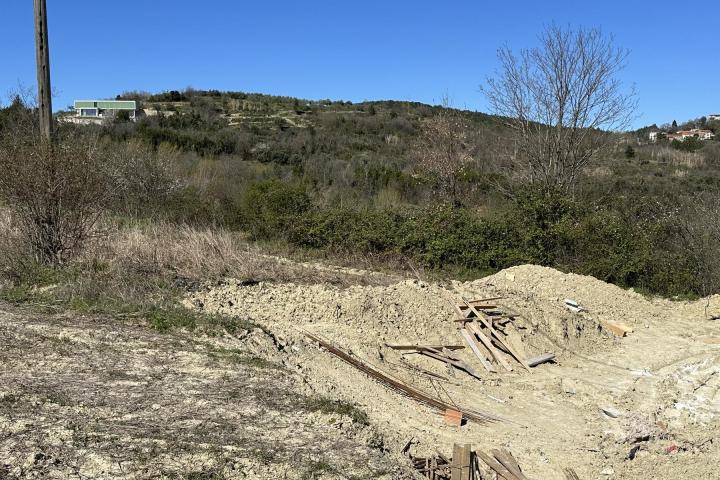 Istra, Buje - građevinsko zemljište 1335 m2 - pogled na more i zelenilo