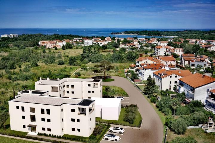 Istra, Poreč, moderan trosobni stan NKP 85 m2  u prizemlju, blizina popularne plaže