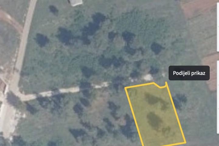 Poreč, okolica - lijepo građevinsko zemljište NKP 775 m2  + 442 m2 poljoprivredno pravilnog oblika 