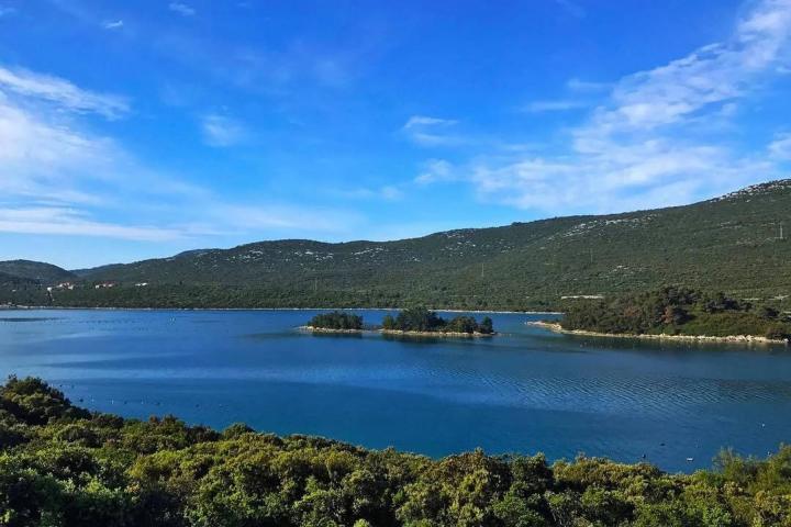 Pelješac, otok u Malostonskom zaljevu 