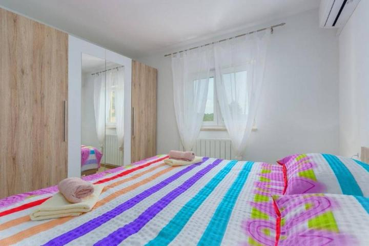 VIŠNJAN - Prizemnica s konobom, studio apartmanom, bazenom i velikom okućnicom