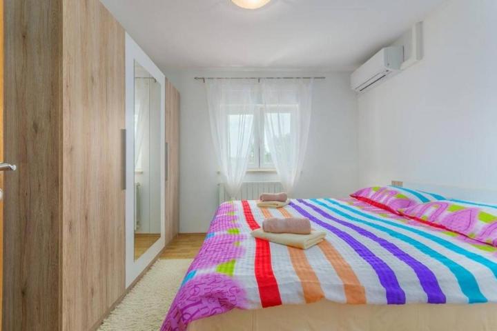 VIŠNJAN - Prizemnica s konobom, studio apartmanom, bazenom i velikom okućnicom