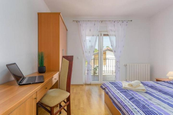 VIŠNJAN - Prizemnica s konobom, studio apartmanom, bazenom i velikom okućnicom