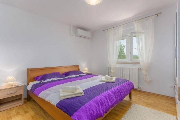 VIŠNJAN - Prizemnica s konobom, studio apartmanom, bazenom i velikom okućnicom