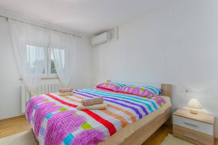 VIŠNJAN - Prizemnica s konobom, studio apartmanom, bazenom i velikom okućnicom