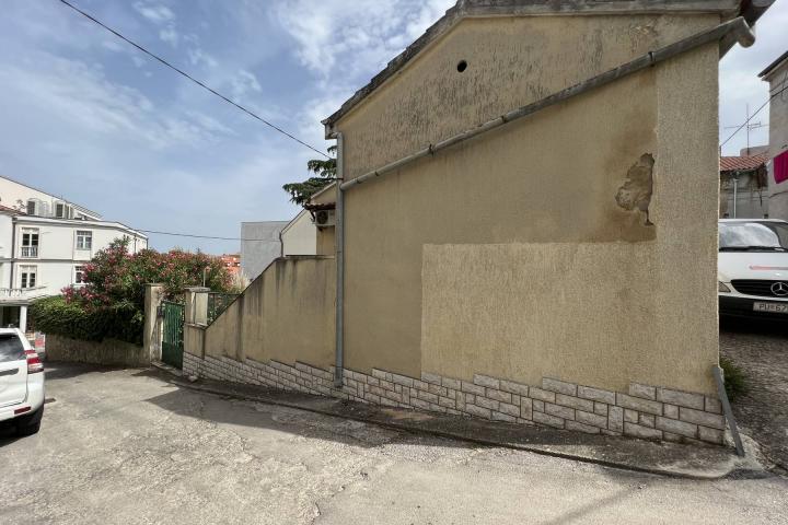 Pula, Centar - obiteljska kuća 150 m2 u slijepoj ulici, mirna lokacija