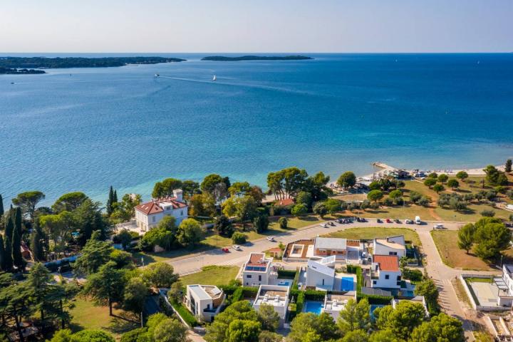 Istra, Fažana, eksluzivna vila s pogledom na more, 150 m od plaže