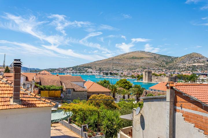 Trogir, kuća na tri etaže s dvorom i pogledom na more