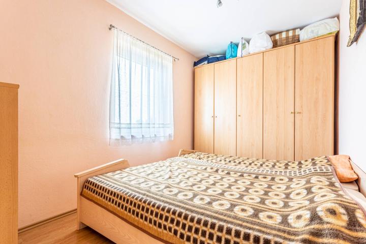 Omiška rivijera- Lokva Rogoznica, apartmanska kuća  s  8 stanova, udaljena 300 m od mora. 