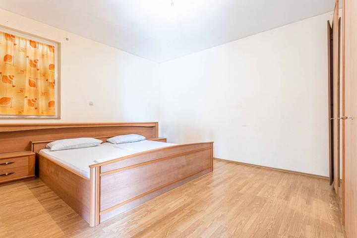 Omiška rivijera- Lokva Rogoznica, apartmanska kuća  s  8 stanova, udaljena 300 m od mora. 