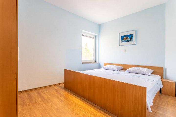 Omiška rivijera- Lokva Rogoznica, apartmanska kuća  s  8 stanova, udaljena 300 m od mora. 