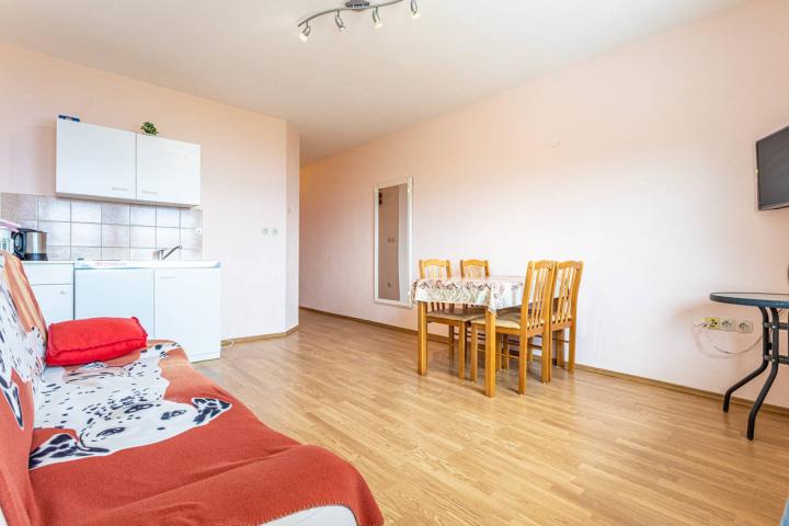 Omiška rivijera- Lokva Rogoznica, apartmanska kuća  s  8 stanova, udaljena 300 m od mora. 