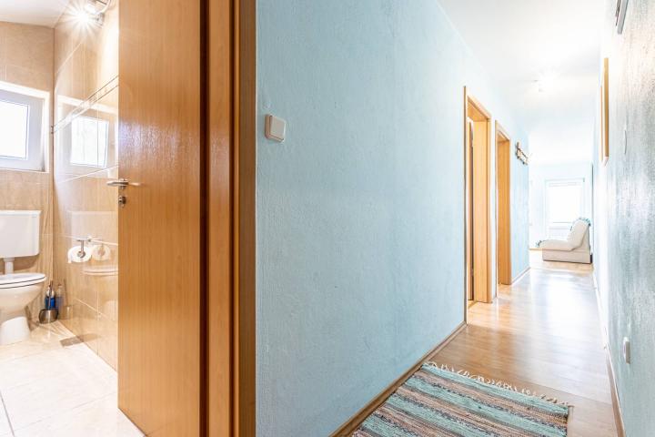 Omiška rivijera- Lokva Rogoznica, apartmanska kuća  s  8 stanova, udaljena 300 m od mora. 