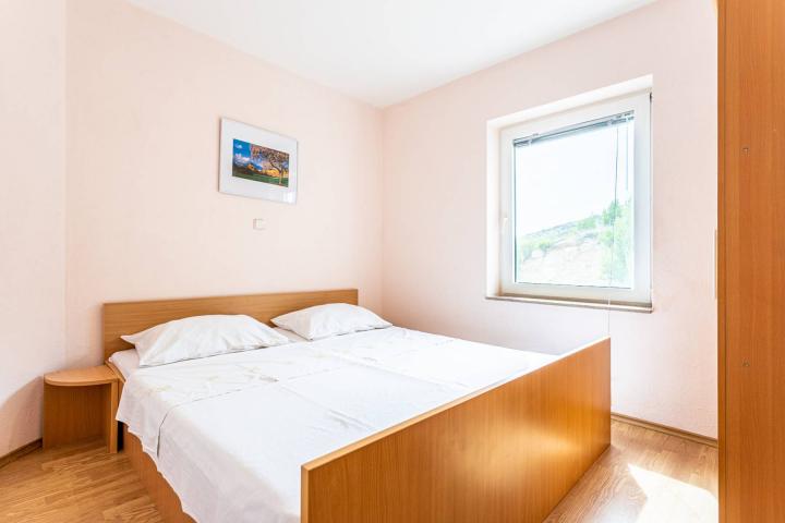 Omiška rivijera- Lokva Rogoznica, apartmanska kuća  s  8 stanova, udaljena 300 m od mora. 