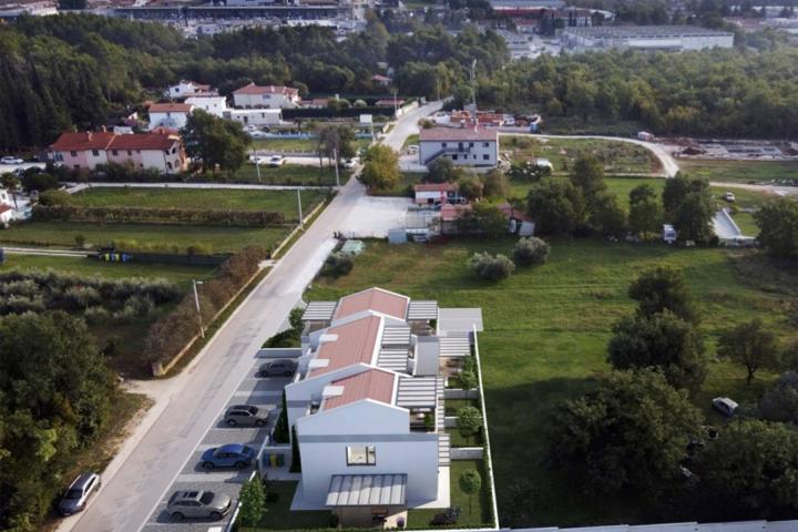 Poreč, prekrasan   i moderan trosobni stan u kući u nizu od 125 m2 s velikim vrtom