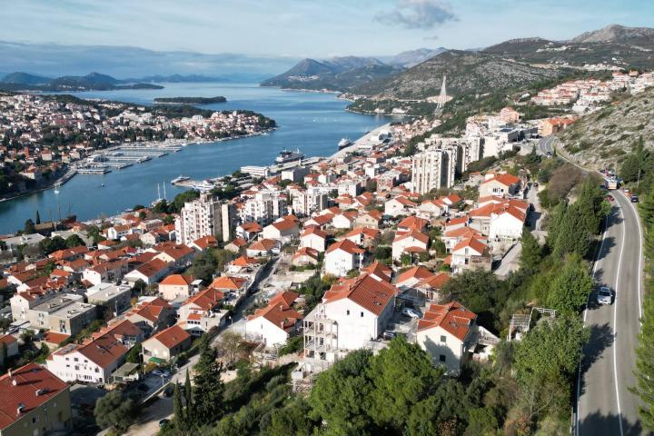 Dubrovnik – kuća s tri stambene jedinice s pogledom na more