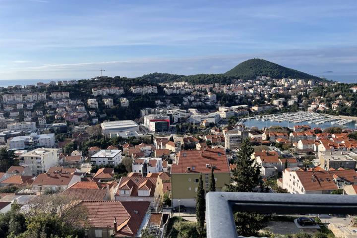 Dubrovnik – kuća s tri stambene jedinice s pogledom na more