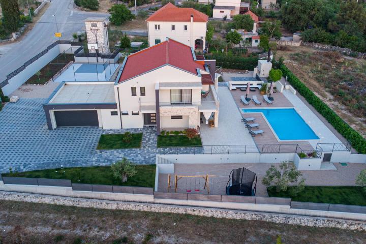 Šibenik, luksuzna villa s bazenom i košarkaškim igralištem