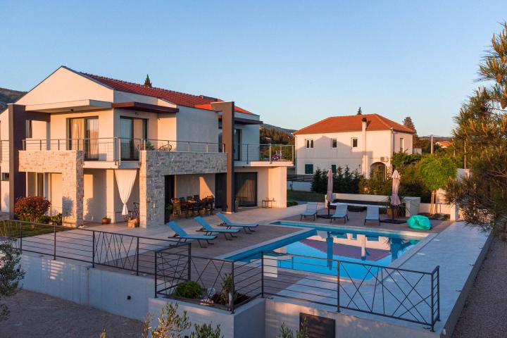 Šibenik, luksuzna villa s bazenom i košarkaškim igralištem