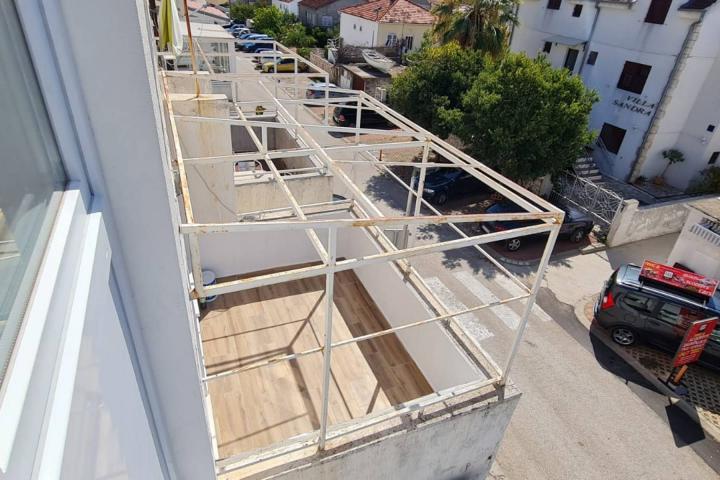 Hvar, dvoetažni četverosobni stan (105 m2)