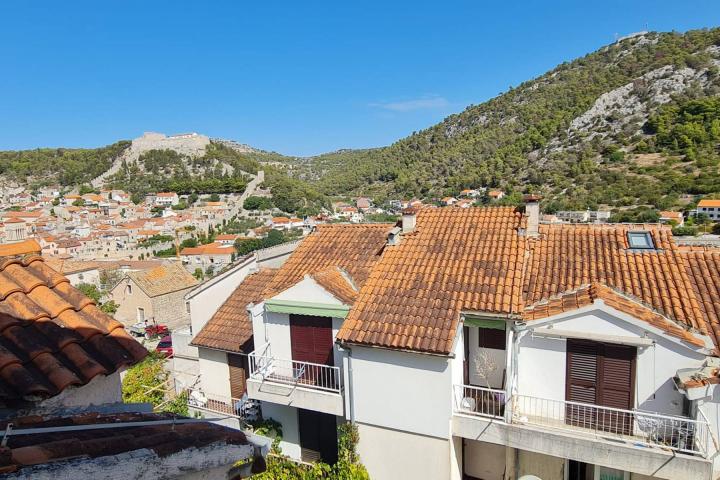 Hvar, dvoetažni četverosobni stan (105 m2)