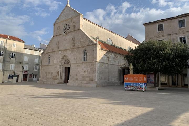 Pag, dvosoban stan u samom centru Paga