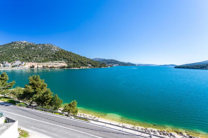 Marina, prostran trosoban stan prvi red do mora