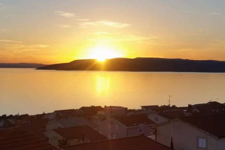 Makarska, jednosobni stan s tri balkona i pogledom