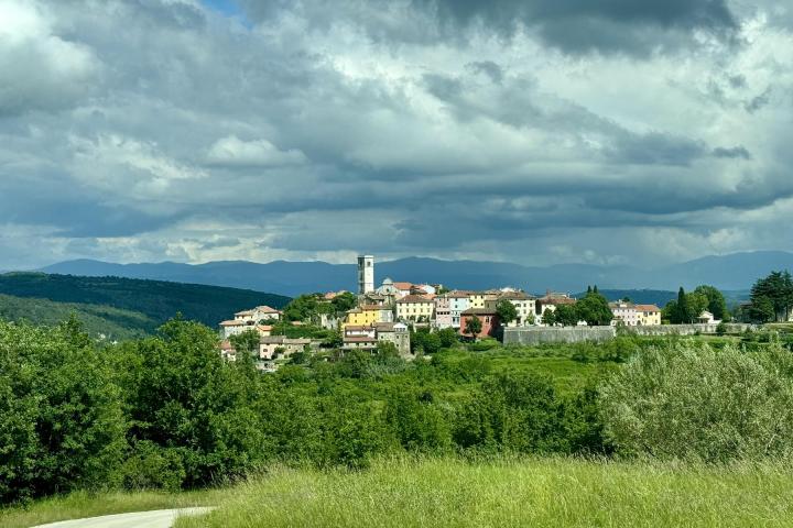 Istra, Oprtalj, kamena kuća u nizu s tri apartmana i dva poslovna prostora , jedinstvena ponuda