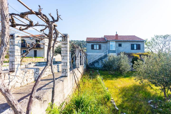 Brač, kuća s dvorištem na lijepoj lokaciji 