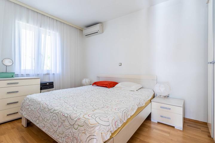 Brač, Bol, samostojeća apartmanska kuća s pogledom na more