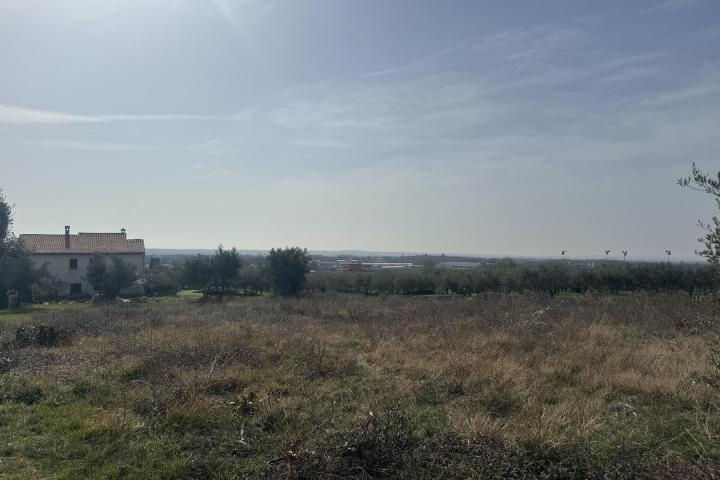 Istra, Kaštelir - građevinsko zemljište na rubu urbanizacije s pogledom na more 2262 m2