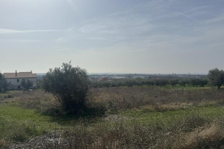 Istra, Kaštelir - građevinsko zemljište na rubu urbanizacije s pogledom na more 2262 m2